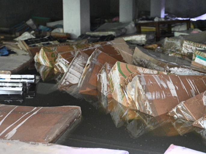 RTM Nagpur University hit by flood, paper worth lakhs of rupees waste in water | नागपूर विद्यापीठाला पूराचा फटका, लाखो रुपयांचा कागद पाण्यात RTM Nagpur University hit by flood, paper worth lakhs of rupees waste in water | नागपूर विद्यापीठाला पूराचा फटका, लाखो रुपयांचा कागद पाण्यात