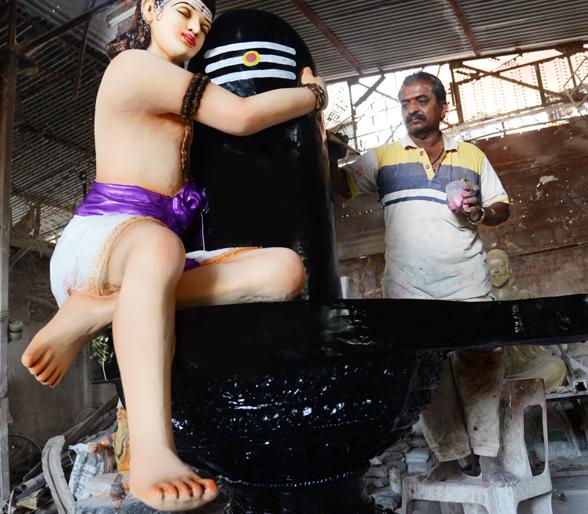 An artist from Solapur engages in making idols of the Markandeya Mahamuni | मार्कंडेय महामुनींची मूर्ती बनविण्यात सोलापुरातील कलाकार मग्न An artist from Solapur engages in making idols of the Markandeya Mahamuni | मार्कंडेय महामुनींची मूर्ती बनविण्यात सोलापुरातील कलाकार मग्न