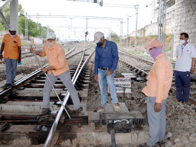 The new bridge at Bhaiya Chowk will be delayed; 4 inch track will be taken down for electrification work | भय्या चौकातील नवा पूल होण्यास उशीर लागणार; विद्युतीकरणाच्या कामासाठी ४ इंच ट्रॅक खाली घेणार The new bridge at Bhaiya Chowk will be delayed; 4 inch track will be taken down for electrification work | भय्या चौकातील नवा पूल होण्यास उशीर लागणार; विद्युतीकरणाच्या कामासाठी ४ इंच ट्रॅक खाली घेणार