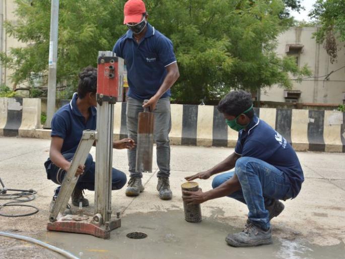 Akola: VNIT takes samples of cement roads in the Akola city | अकोला: ‘व्हीएनआयटी’ने शहरातील सिमेंट रस्त्यांचे घेतले नमुने