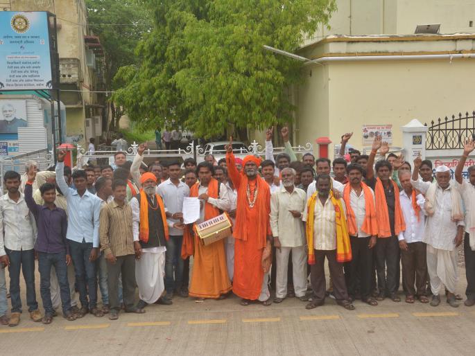 Nath community rally on Akola District Collectorate | नाथपंथी धडकले जिल्हाधिकारी कार्यालयावर; राईनपाडातील हत्याकांडाचा निषेध Nath community rally on Akola District Collectorate | नाथपंथी धडकले जिल्हाधिकारी कार्यालयावर; राईनपाडातील हत्याकांडाचा निषेध