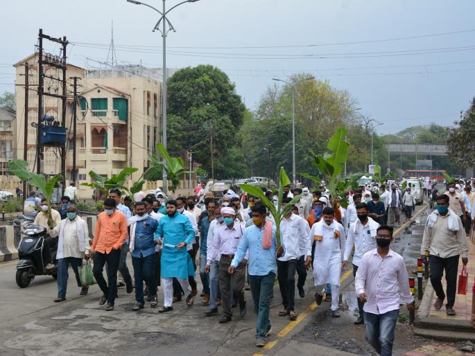 Movement of banana growers; Returned meager insurance check | केळी उत्पादक शेतकऱ्यांचे आंदाेलन; परत केले तुटपुंज्या विम्याचे चेक Movement of banana growers; Returned meager insurance check | केळी उत्पादक शेतकऱ्यांचे आंदाेलन; परत केले तुटपुंज्या विम्याचे चेक