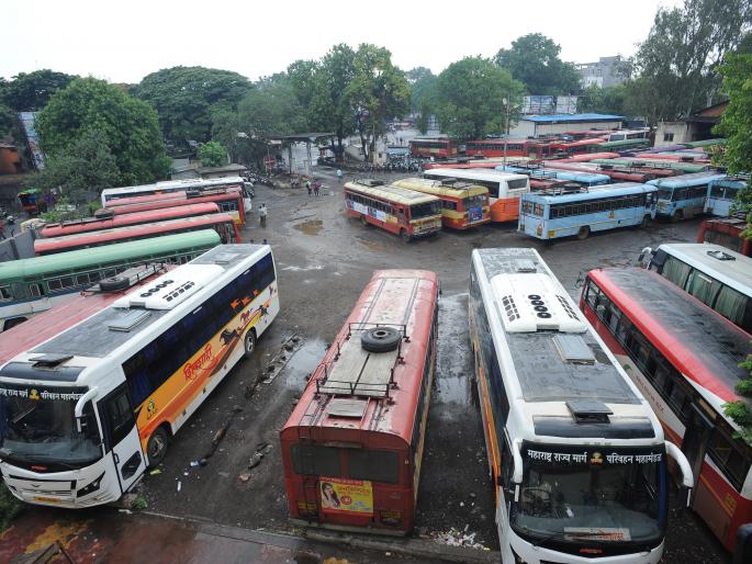 90% of Kolhapur section T. Traffic shutdown | कोल्हापूर विभागातील ९० टक्के  एस. टी. वाहतूक बंद, संपामुळे प्रवाशांचे हाल