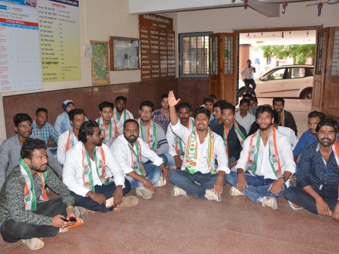 'NSUI' agitation in front of the Dean of GMC Akola | ‘एनएसयूआय’ने दिला अधिष्ठातांच्या कक्षासमोर ठिय्या 'NSUI' agitation in front of the Dean of GMC Akola | ‘एनएसयूआय’ने दिला अधिष्ठातांच्या कक्षासमोर ठिय्या