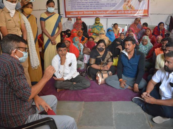 Shiv Sena's agitation back after assurance of Akola Municipal Commissioner! | मनपा आयुक्तांच्या आश्वासनानंतर सेनेचे आंदोलन मागे! Shiv Sena's agitation back after assurance of Akola Municipal Commissioner! | मनपा आयुक्तांच्या आश्वासनानंतर सेनेचे आंदोलन मागे!