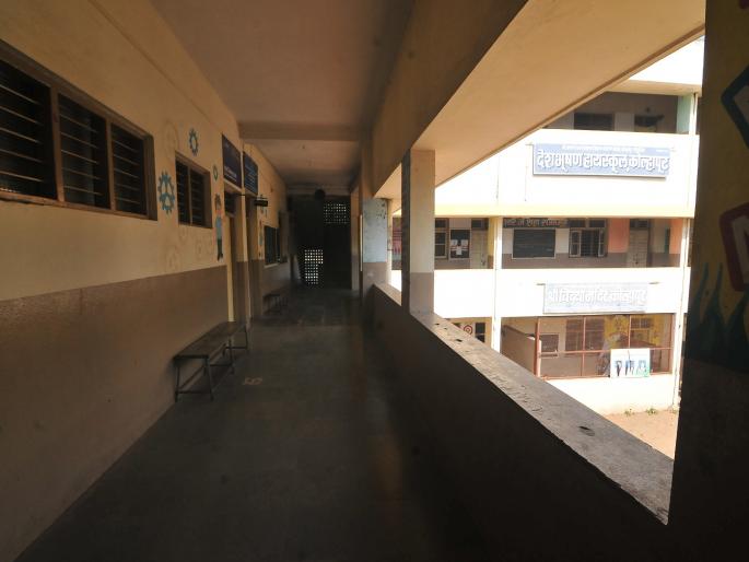 50 percent students in the village where Corona is sick in kolhapur | रुग्ण असलेल्या गावात ५० टक्के विद्यार्थी, जिल्हा प्रशासनाने जारी केले आदेश 50 percent students in the village where Corona is sick in kolhapur | रुग्ण असलेल्या गावात ५० टक्के विद्यार्थी, जिल्हा प्रशासनाने जारी केले आदेश