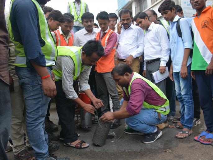 Acquisition of 79 samples of roads in Akola city | अकोला शहरातील रस्ते कामांचे ७९ नमुने तपासणीसाठी यंत्रणांच्या ताब्यात Acquisition of 79 samples of roads in Akola city | अकोला शहरातील रस्ते कामांचे ७९ नमुने तपासणीसाठी यंत्रणांच्या ताब्यात