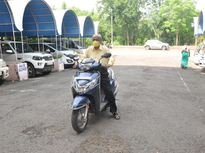 Participation of drivers in the agitation, then what..the registrar came to the university on a scooter | चालकांचा आंदोलनात सहभाग, मग काय..चक्क कुलसचिव आले विद्यापीठात स्कुटरने Participation of drivers in the agitation, then what..the registrar came to the university on a scooter | चालकांचा आंदोलनात सहभाग, मग काय..चक्क कुलसचिव आले विद्यापीठात स्कुटरने