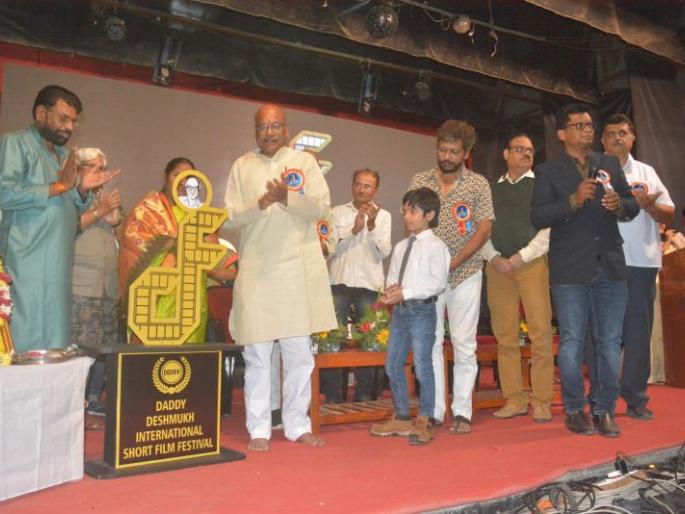 The film works to give a new direction to the society - Sanjay Dhotre | चित्रपट समाजाला नवी दिशा देण्याचे काम करतात- संजय धोत्रे