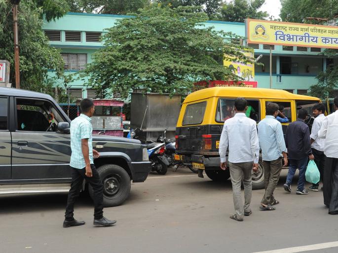 ST Strike Kolhapur: 'Private' traffic to avoid the inconvenience of passengers | ST Strike कोल्हापूर : प्रवाशांची गैरसोय टाळण्यासाठी ‘खासगी’ वाहतूक ST Strike Kolhapur: 'Private' traffic to avoid the inconvenience of passengers | ST Strike कोल्हापूर : प्रवाशांची गैरसोय टाळण्यासाठी ‘खासगी’ वाहतूक