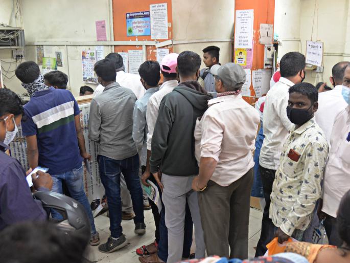 The shutters of the grocery store are down, but the liquor is open | किराणा दुकानाचे शटर डाऊन, दारूचे मात्र ओपन The shutters of the grocery store are down, but the liquor is open | किराणा दुकानाचे शटर डाऊन, दारूचे मात्र ओपन