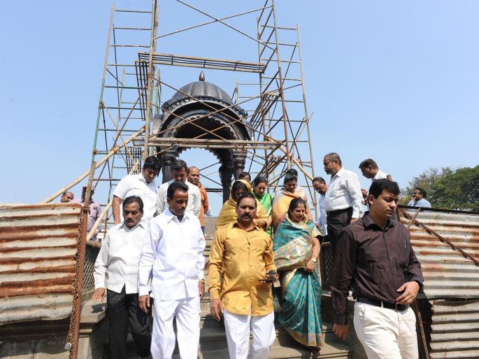 Kolhapur: Commissioner Chaudhary Santate has stopped work at Shahu Samadhi Temple | कोल्हापूर : शाहू समाधीस्थळाचे काम रखडल्यामुळे आयुक्त चौधरी संतापले Kolhapur: Commissioner Chaudhary Santate has stopped work at Shahu Samadhi Temple | कोल्हापूर : शाहू समाधीस्थळाचे काम रखडल्यामुळे आयुक्त चौधरी संतापले