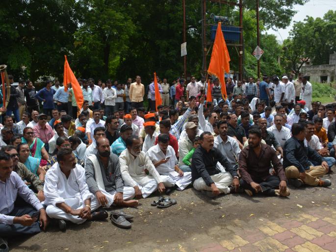 Maratha Reservation Protest: Agitation in front of Minister of State for Home, Dr. Ranjeet Patil house | Maratha Reservation Protest: अकोला येथे गृह राज्यमंत्री डॉ. रणजीत पाटील यांच्या घरासमोर ठिय्या Maratha Reservation Protest: Agitation in front of Minister of State for Home, Dr. Ranjeet Patil house | Maratha Reservation Protest: अकोला येथे गृह राज्यमंत्री डॉ. रणजीत पाटील यांच्या घरासमोर ठिय्या