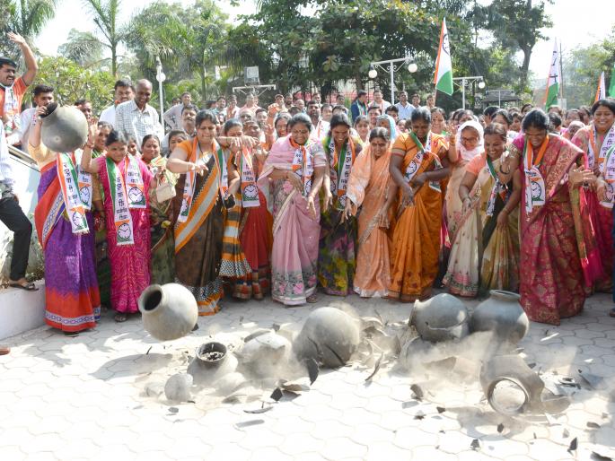 Ahmednagar Municipal Council | अहमदनगर महापालिकेसमोर महिलांनी फोडले माठ Ahmednagar Municipal Council | अहमदनगर महापालिकेसमोर महिलांनी फोडले माठ