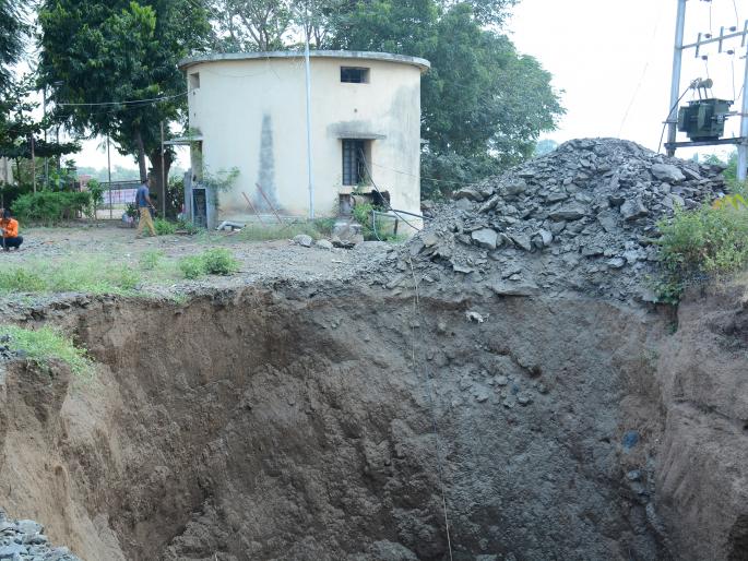 The damaged construction of the water supply to the city | शहराला पाणीपुरवठा करणाऱ्या विहिरीचे कोसळले बांधकाम The damaged construction of the water supply to the city | शहराला पाणीपुरवठा करणाऱ्या विहिरीचे कोसळले बांधकाम