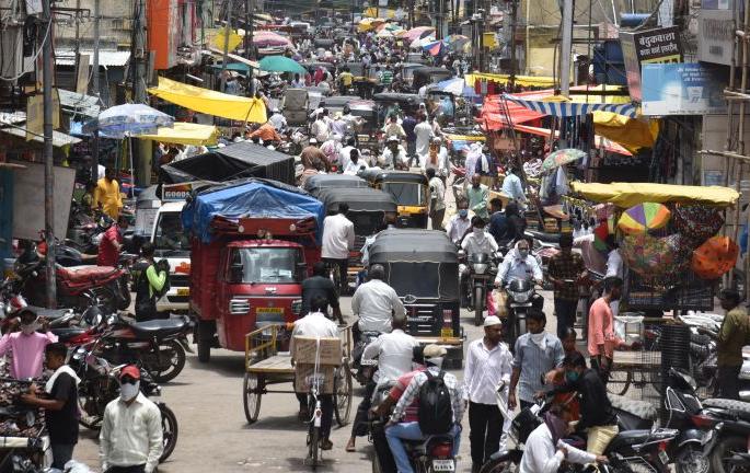 ‘Lockdown’ for three days ... shopping for a whole month! | ‘लॉकडाऊन’ तीन दिवसांचे...खरेदी महिनाभराची! ‘Lockdown’ for three days ... shopping for a whole month! | ‘लॉकडाऊन’ तीन दिवसांचे...खरेदी महिनाभराची!