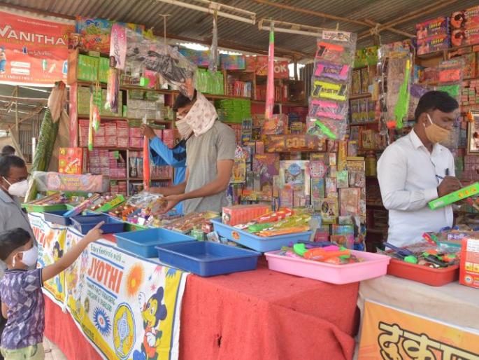 Corona strikes Akola district's cracker market | अकोला जिल्ह्यातील फटाका बाजाराला बसणार कोरोनाचा फटका Corona strikes Akola district's cracker market | अकोला जिल्ह्यातील फटाका बाजाराला बसणार कोरोनाचा फटका