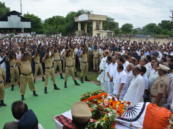 Former Minister of State, Co-operative Vasantrao Dhotre funeral | माजी राज्यमंत्री, सहकार नेते वसंतराव धोत्रे पंचतत्वात विलीन! Former Minister of State, Co-operative Vasantrao Dhotre funeral | माजी राज्यमंत्री, सहकार नेते वसंतराव धोत्रे पंचतत्वात विलीन!