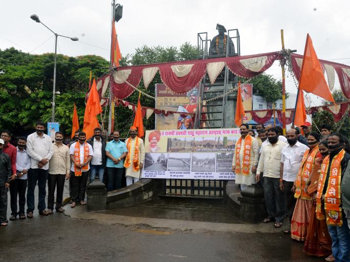 Kolhapur: Immediately complete the completed work, silent demonstrations of Shivsena | कोल्हापूर : रखडलेल्या कामांची पूर्तता तत्काळ करा, शिवसेनेची मूक निदर्शने Kolhapur: Immediately complete the completed work, silent demonstrations of Shivsena | कोल्हापूर : रखडलेल्या कामांची पूर्तता तत्काळ करा, शिवसेनेची मूक निदर्शने