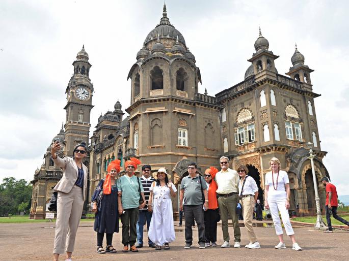 Foreign tourists were overwhelmed by the heritage of Kolhapur, 19 tourists came from Deccan Odyssey Railway | कोल्हापूरचा वारसा पाहून परदेशी पर्यटक भारावले, डेक्कन ओडिसी रेल्वेतून आले १९ पर्यटक  Foreign tourists were overwhelmed by the heritage of Kolhapur, 19 tourists came from Deccan Odyssey Railway | कोल्हापूरचा वारसा पाहून परदेशी पर्यटक भारावले, डेक्कन ओडिसी रेल्वेतून आले १९ पर्यटक