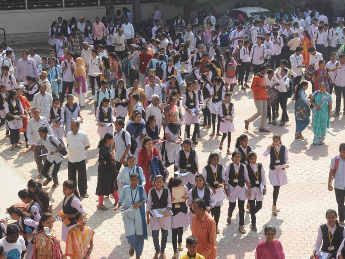 XII examinations started, huge crowds outside the center | बारावीच्या परिक्षा सुरु, केंद्राबाहेर प्रचंड गर्दी XII examinations started, huge crowds outside the center | बारावीच्या परिक्षा सुरु, केंद्राबाहेर प्रचंड गर्दी