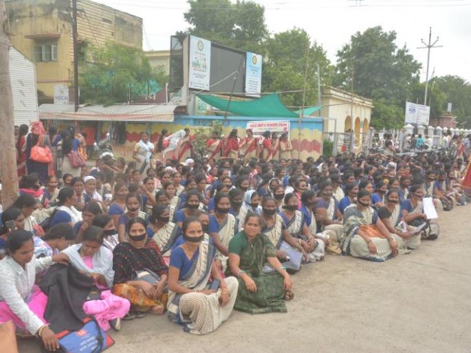 Asha volunteers silent movement in Akola | आशा स्वयंसेविकांनी केले मूक आंदोलन ! Asha volunteers silent movement in Akola | आशा स्वयंसेविकांनी केले मूक आंदोलन !