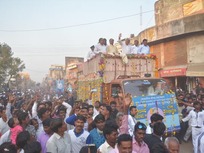 The only one ... Jai Bhim ... The procession took place in the pinnacle of drum-cards | एकच हुंकार...जय भीम... ढोल-ताशांच्या निनादात निघाली मिरवणूक The only one ... Jai Bhim ... The procession took place in the pinnacle of drum-cards | एकच हुंकार...जय भीम... ढोल-ताशांच्या निनादात निघाली मिरवणूक