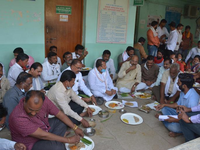 Black Diwali was celebrated by BJP at Akola District Collector Office | चून-भाकर खाऊन साजरी केली काळी दिवाळी Black Diwali was celebrated by BJP at Akola District Collector Office | चून-भाकर खाऊन साजरी केली काळी दिवाळी