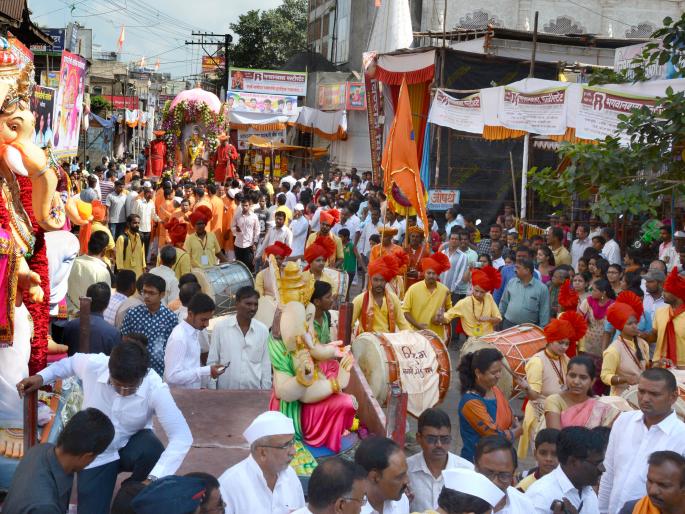 Message to Mahatmaji; A drone kept on the procession | गणरायांना जल्लोषात निरोप; मिरवणुकीवर ड्रोनने ठेवली नजर Message to Mahatmaji; A drone kept on the procession | गणरायांना जल्लोषात निरोप; मिरवणुकीवर ड्रोनने ठेवली नजर