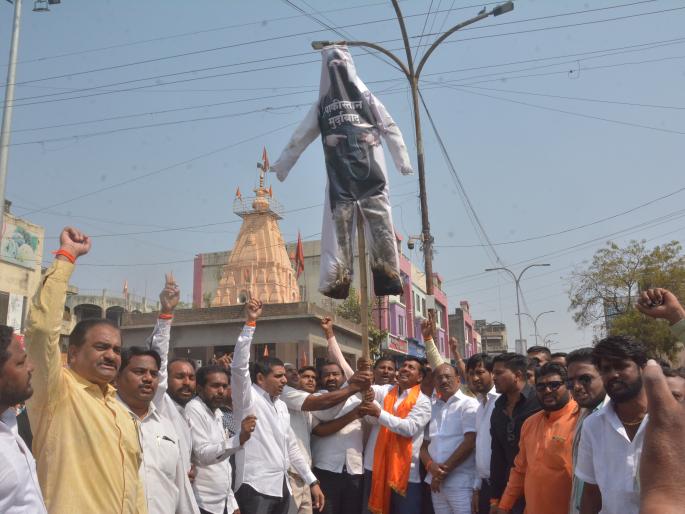 Pulwama Terror Attack: burned the iconic statue of Pakistan, terrorists | Pulwama Terror Attack : अकोल्यात पाकिस्तान व दहशतवाद्यांचा प्रतिकात्मक पुतळा जाळला