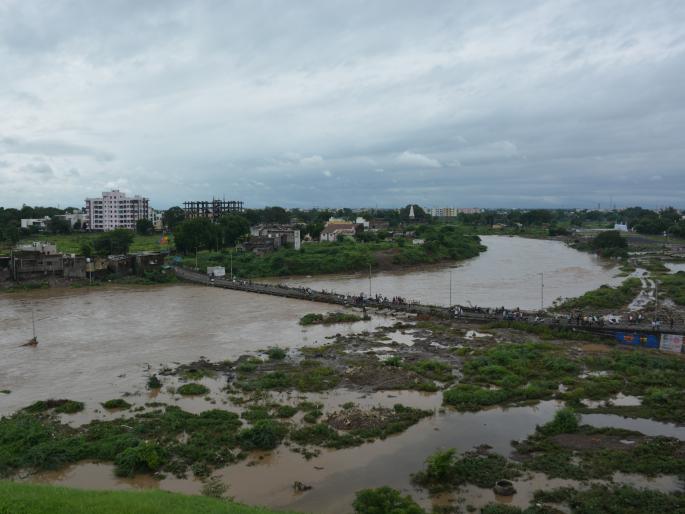 heavy rain lashesh akola district, normal life disrupt | अकोला जिल्ह्याला अतिवृष्टीचा तडाखा; २८ मंडळांमध्ये संततधार; ४७ घरांचे नुकसान heavy rain lashesh akola district, normal life disrupt | अकोला जिल्ह्याला अतिवृष्टीचा तडाखा; २८ मंडळांमध्ये संततधार; ४७ घरांचे नुकसान
