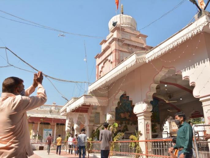 Devotees enter the Rajrajeshwar temple at Akola | हर्र बाेला महादेवाच्या गजरात भक्तांचा मंदिर प्रवेश Devotees enter the Rajrajeshwar temple at Akola | हर्र बाेला महादेवाच्या गजरात भक्तांचा मंदिर प्रवेश