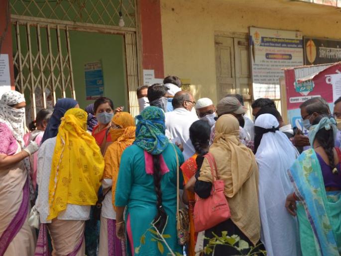 Akola : teachers corona test before school reopens | चाचणीसाठी आलेल्या शिक्षकांनाच काेराेनाचा धाेका Akola : teachers corona test before school reopens | चाचणीसाठी आलेल्या शिक्षकांनाच काेराेनाचा धाेका