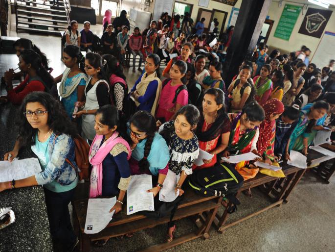 Kolhapur: In order to enter the first year of the college, the process of the college, colleges started | कोल्हापूर : पदवी प्रथम वर्ष प्रवेशासाठी गर्दी, महाविद्यालयांतील प्रक्रिया सुरू Kolhapur: In order to enter the first year of the college, the process of the college, colleges started | कोल्हापूर : पदवी प्रथम वर्ष प्रवेशासाठी गर्दी, महाविद्यालयांतील प्रक्रिया सुरू