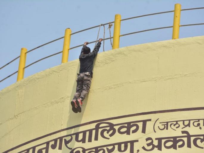 News channel journalist attempts suicide by climbing on water tank | वृत्तवाहिनीच्या पत्रकाराचा पाण्याच्या टाकीवर चढून आत्महत्येचा प्रयत्न News channel journalist attempts suicide by climbing on water tank | वृत्तवाहिनीच्या पत्रकाराचा पाण्याच्या टाकीवर चढून आत्महत्येचा प्रयत्न