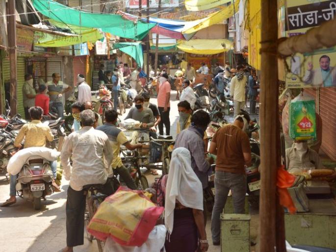 CoronaVirus In Akola: Fiasco of social distancing! | CoronaVirus In Akola : सोशल डिस्टंसिंगचे तीन तेरा! CoronaVirus In Akola: Fiasco of social distancing! | CoronaVirus In Akola : सोशल डिस्टंसिंगचे तीन तेरा!