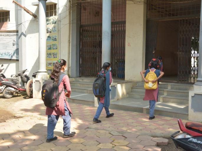 462 schools started in Akola district; Attendance of over six thousand students! | अकोला जिल्ह्यातील ४६२ शाळा सुरू; सहा हजारांवर विद्यार्थ्यांची उपस्थिती!