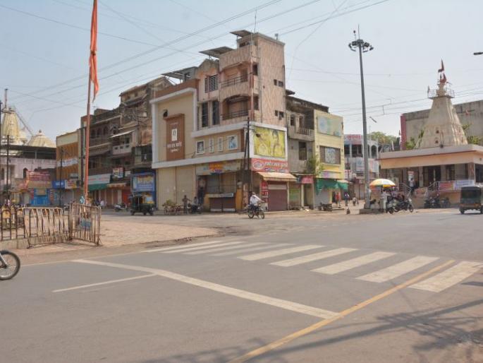 Strict restrictions in Akola: shops closed; The crowds on the streets subsided | अकोल्यात कडक निर्बंधांचे पालन: दुकाने बंद; रस्त्यांवरील गर्दी ओसरली Strict restrictions in Akola: shops closed; The crowds on the streets subsided | अकोल्यात कडक निर्बंधांचे पालन: दुकाने बंद; रस्त्यांवरील गर्दी ओसरली
