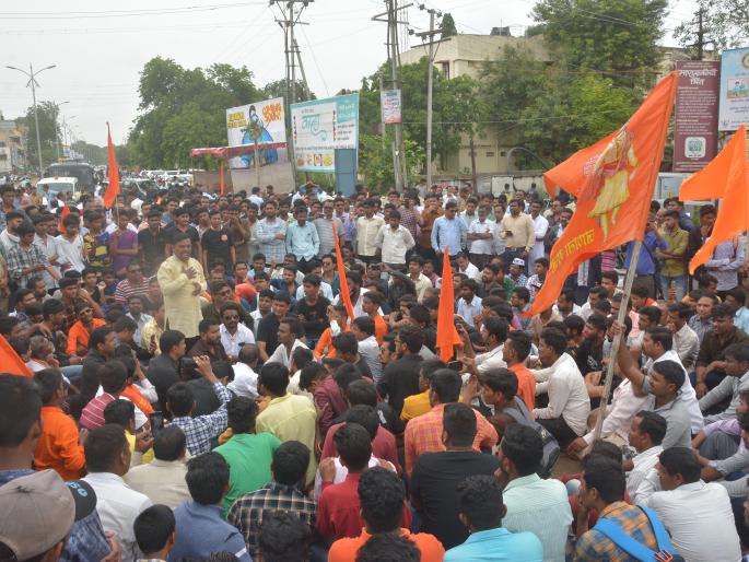 Maratha Kranti Morcha : Akola district ban for Chief Minister | मराठ्यांच्या मागण्या पूर्ण होईपर्यंत मुख्यमंत्र्यांना अकोला जिल्हाबंदी Maratha Kranti Morcha : Akola district ban for Chief Minister | मराठ्यांच्या मागण्या पूर्ण होईपर्यंत मुख्यमंत्र्यांना अकोला जिल्हाबंदी