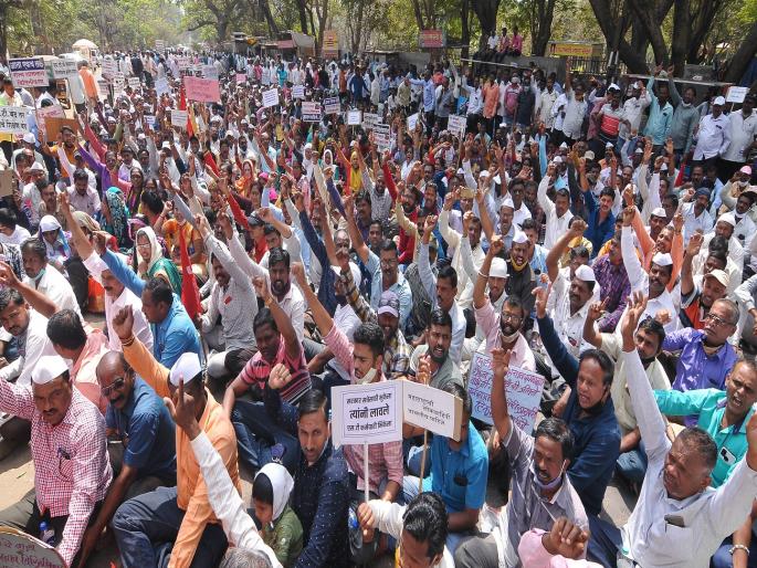 S.T. Employees march on Collector office in kolhapur | ST Strike: विलीनीकरणाचे धोरण जाहीर करा, एस.टी. कर्मचाऱ्यांचा जिल्हाधिकारी कार्यालयावर मोर्चा S.T. Employees march on Collector office in kolhapur | ST Strike: विलीनीकरणाचे धोरण जाहीर करा, एस.टी. कर्मचाऱ्यांचा जिल्हाधिकारी कार्यालयावर मोर्चा