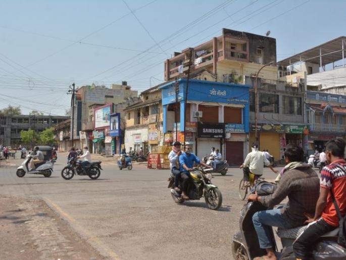 Fiasco of 'social distance'; Double seat, triple seat riders in Akola | ‘सोशल डिस्टन्सिंग’ची ऐशीतैशी; डबल सिट, ट्रिपल सिट सुसाट Fiasco of 'social distance'; Double seat, triple seat riders in Akola | ‘सोशल डिस्टन्सिंग’ची ऐशीतैशी; डबल सिट, ट्रिपल सिट सुसाट