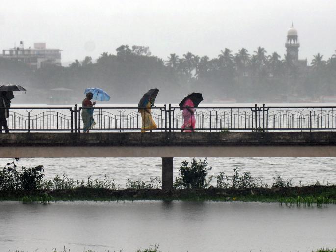 Kolhapur: Highway over Shahuwadi, Chandgad and Gaganbavaveda, separated from dam: 27 dams still under water | कोल्हापूर : शाहूवाडी, चंदगड, गगनबावड्यात अतिवृष्टी, धरणातून विसर्ग वाढला : अद्याप २७ बंधारे पाण्याखाली Kolhapur: Highway over Shahuwadi, Chandgad and Gaganbavaveda, separated from dam: 27 dams still under water | कोल्हापूर : शाहूवाडी, चंदगड, गगनबावड्यात अतिवृष्टी, धरणातून विसर्ग वाढला : अद्याप २७ बंधारे पाण्याखाली