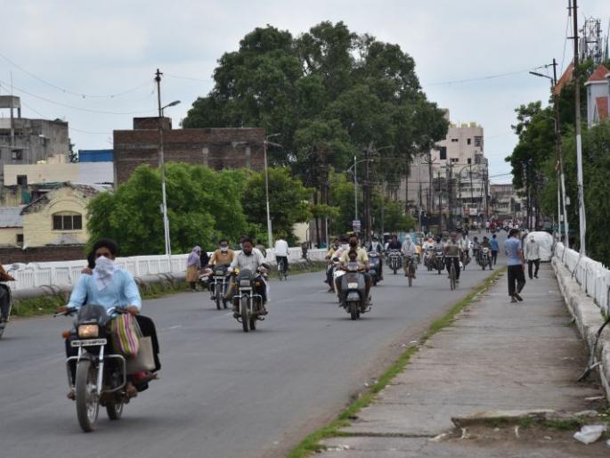 Fuzz on the first Sunday of the entire lockdown; Market closed; The streets are crowded! | संपूर्ण लॉकडाऊनचा पहिल्याच रविवारी फज्जा; बाजारपेठ बंद; रस्त्यांवर मात्र वर्दळ! Fuzz on the first Sunday of the entire lockdown; Market closed; The streets are crowded! | संपूर्ण लॉकडाऊनचा पहिल्याच रविवारी फज्जा; बाजारपेठ बंद; रस्त्यांवर मात्र वर्दळ!