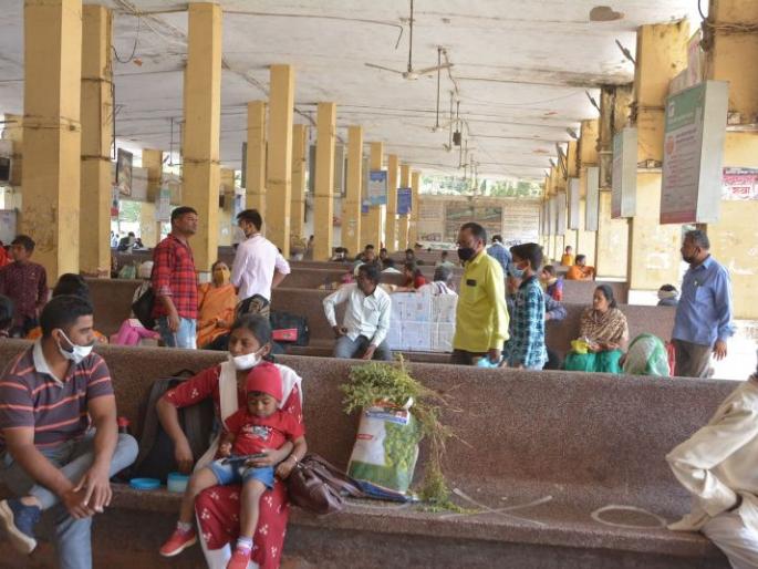 Crowds grew at bus stops; When will the bus leave? | बसस्थानकांवर गर्दी वाढली; बस कधी वाढणार? Crowds grew at bus stops; When will the bus leave? | बसस्थानकांवर गर्दी वाढली; बस कधी वाढणार?