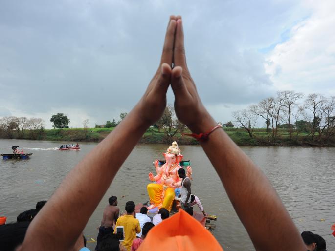 Ganesh Chaturthi 2018: Traditional Vibrations to 250 'Bappas' in Kolhapur till 4:30 pm | Ganesh Visarjan 2018 : पारंपारिक वाद्यांच्या गजरात कोल्हापुरात साडेचारपर्यंत २५० ‘बाप्पांना’ निरोप Ganesh Chaturthi 2018: Traditional Vibrations to 250 'Bappas' in Kolhapur till 4:30 pm | Ganesh Visarjan 2018 : पारंपारिक वाद्यांच्या गजरात कोल्हापुरात साडेचारपर्यंत २५० ‘बाप्पांना’ निरोप