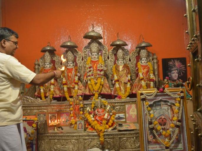 Ram Janmaotsav in Akola | देऊळ बंद: घरोघरी राम जन्मोत्सव, बंदद्वाराचे दर्शन घेऊन भाविक परतले! Ram Janmaotsav in Akola | देऊळ बंद: घरोघरी राम जन्मोत्सव, बंदद्वाराचे दर्शन घेऊन भाविक परतले!