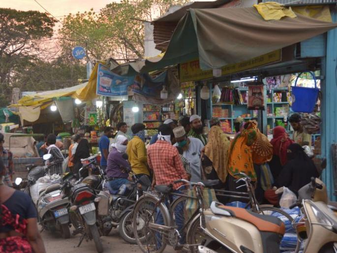 Crowds of citizens rush to buy necessities | जीवनावश्यक वस्तूंच्या खरेदीसाठी नागरिकांची उसळली गर्दी