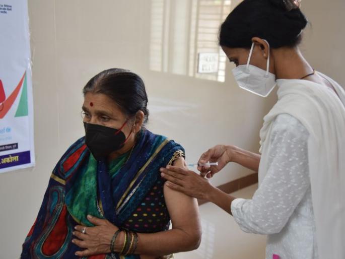 Senior citizens enthusiastically took the corona vaccine | ज्येष्ठ नागरिकांनी उत्साहाने घेतली कोरोना लस Senior citizens enthusiastically took the corona vaccine | ज्येष्ठ नागरिकांनी उत्साहाने घेतली कोरोना लस
