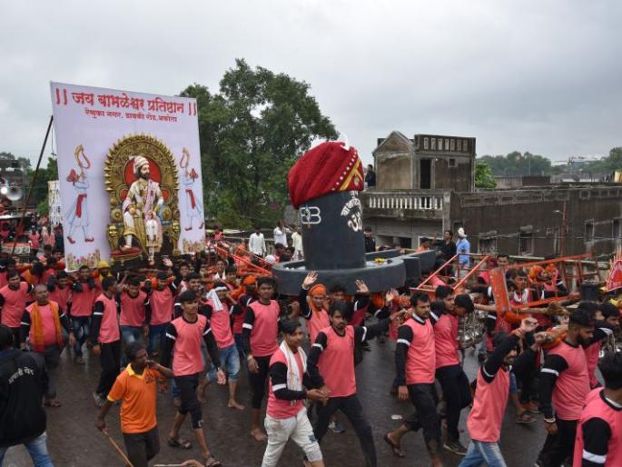 Arrival of Kavadhari Shiva devotees in Akola; Worship of lord Rajarajeshwara | कावडधारी शिवभक्तांचे अकोल्यात आगमण; राजराजेश्वराला जलाभिषेक