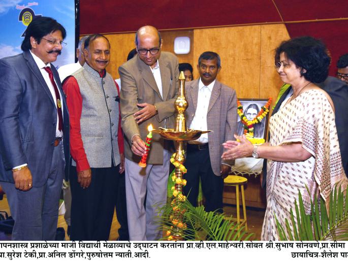 Alumni should endeavor to provide scholarships, employment | माजी विद्यार्थ्यांनी शिष्यवृत्ती, रोजगार उपलब्ध करून देण्याचे प्रयत्न करावे Alumni should endeavor to provide scholarships, employment | माजी विद्यार्थ्यांनी शिष्यवृत्ती, रोजगार उपलब्ध करून देण्याचे प्रयत्न करावे